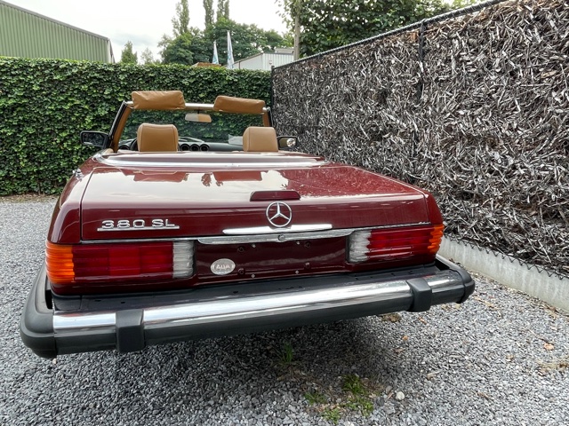 Mercedes 380 SL R107 Roadster Orient red /Leather light brown ( 2 Owners the were brothers)