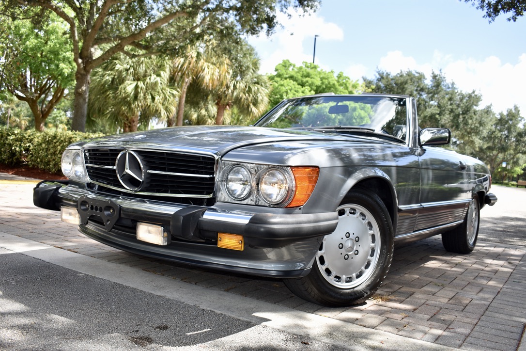 TURN KEY, ALL ORIGINAL PEARL GREY METALLIC 560SL, READY TO BE ENJOYED.