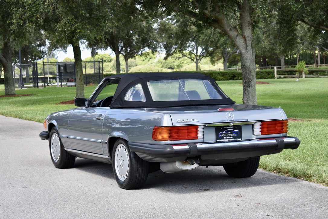 TURN KEY, ALL ORIGINAL PEARL GREY METALLIC 560SL, READY TO BE ENJOYED.
