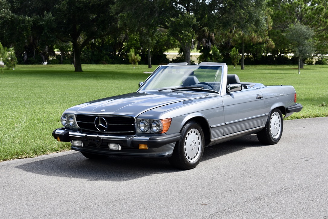 TURN KEY, ALL ORIGINAL PEARL GREY METALLIC 560SL, READY TO BE ENJOYED.