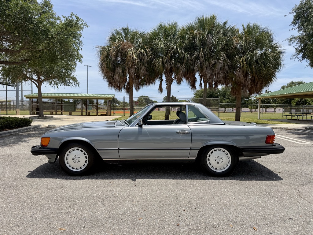 TURN KEY, ALL ORIGINAL PEARL GREY METALLIC 560SL, READY TO BE ENJOYED.